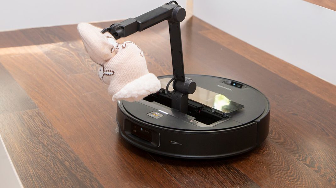 Saros Z70, un aspirador autónomo con brazo robótico