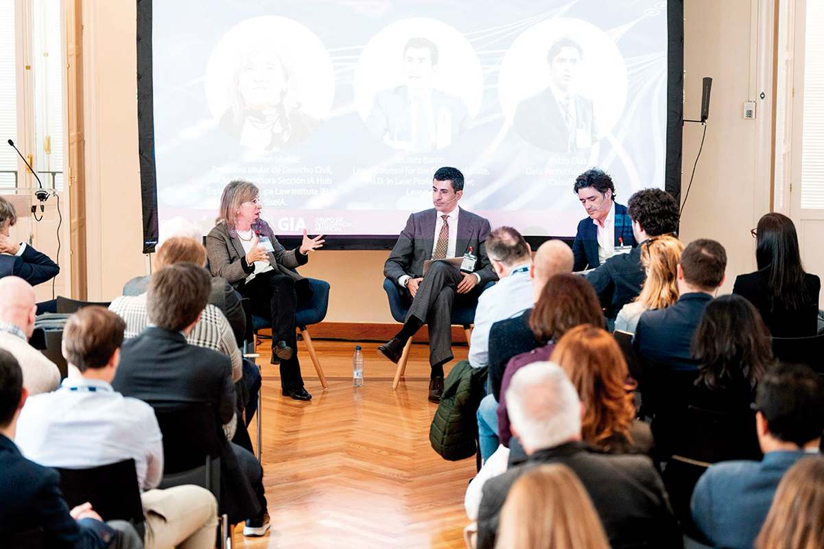 Mesa redonda AI & Ciber Security Forum: de izquierda a derecha, Carmen Muñoz, Moisés Barrio y Pablo Díaz.