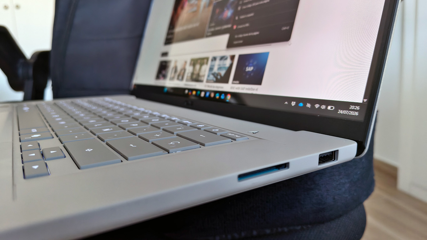 ASUS Zenbook A16_04