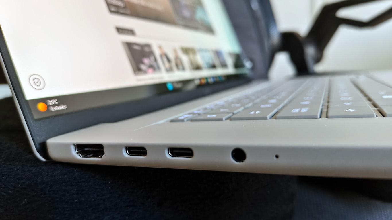 ASUS Zenbook A16_06